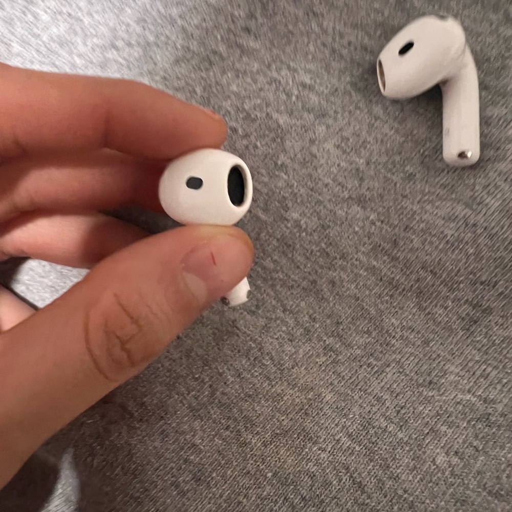 AirPods - Picture 4 of 6